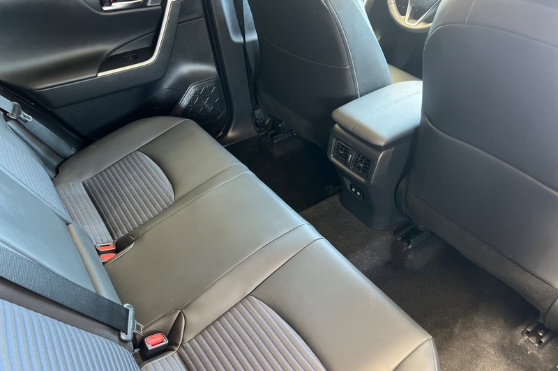 Toyota RAV4 Hybrid Vehicle Full-screen Gallery Image 18