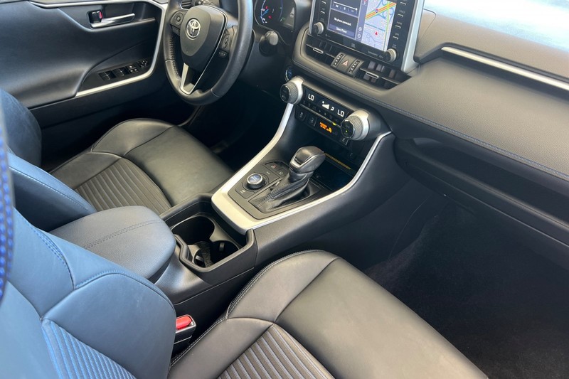 Toyota RAV4 Hybrid Vehicle Full-screen Gallery Image 19
