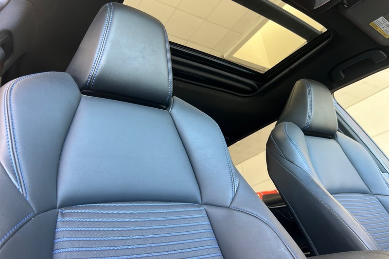 Toyota RAV4 Hybrid Vehicle Full-screen Gallery Image 20