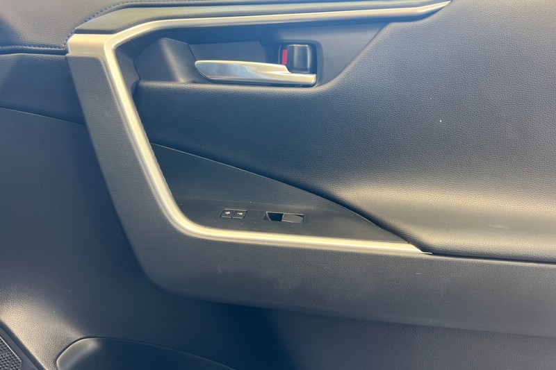 Toyota RAV4 Hybrid Vehicle Full-screen Gallery Image 21