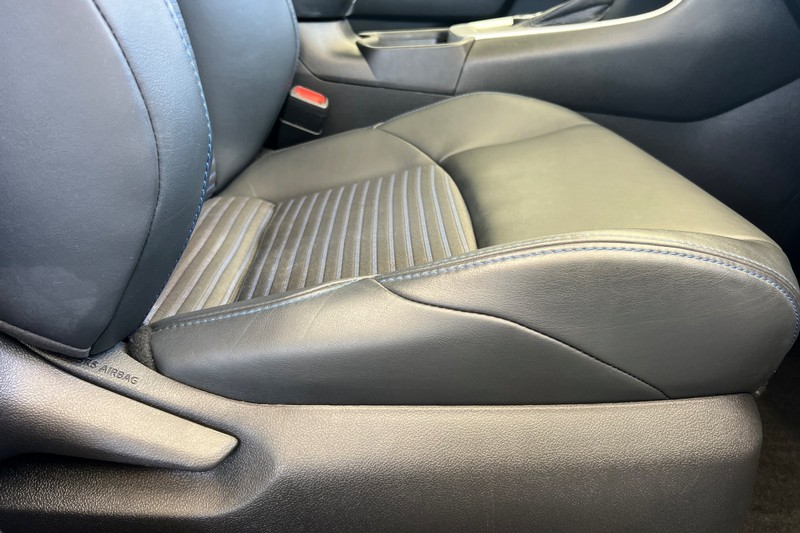 Toyota RAV4 Hybrid Vehicle Full-screen Gallery Image 23