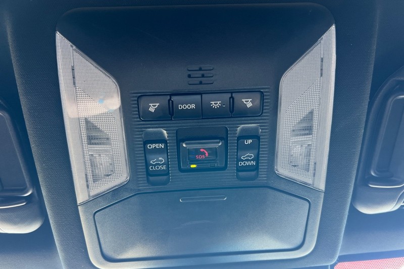 Toyota RAV4 Hybrid Vehicle Full-screen Gallery Image 24