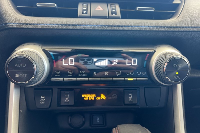 Toyota RAV4 Hybrid Vehicle Full-screen Gallery Image 28
