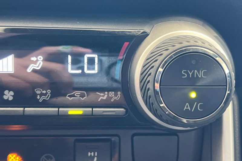 Toyota RAV4 Hybrid Vehicle Full-screen Gallery Image 30