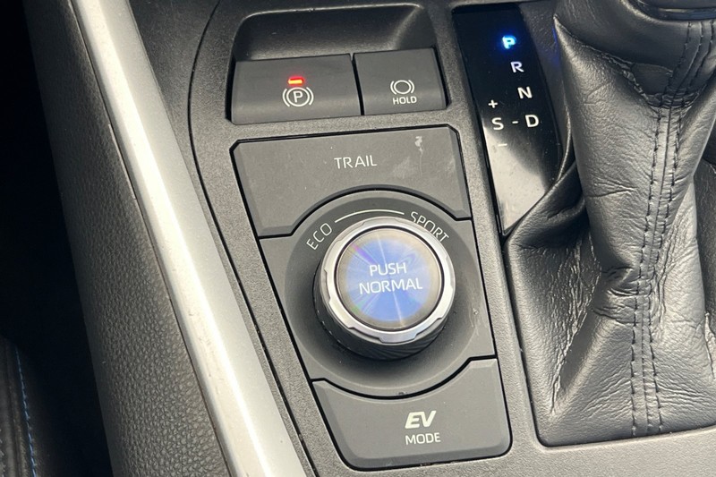 Toyota RAV4 Hybrid Vehicle Full-screen Gallery Image 32