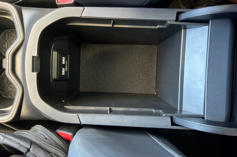 Toyota RAV4 Hybrid Vehicle Full-screen Gallery Image 33