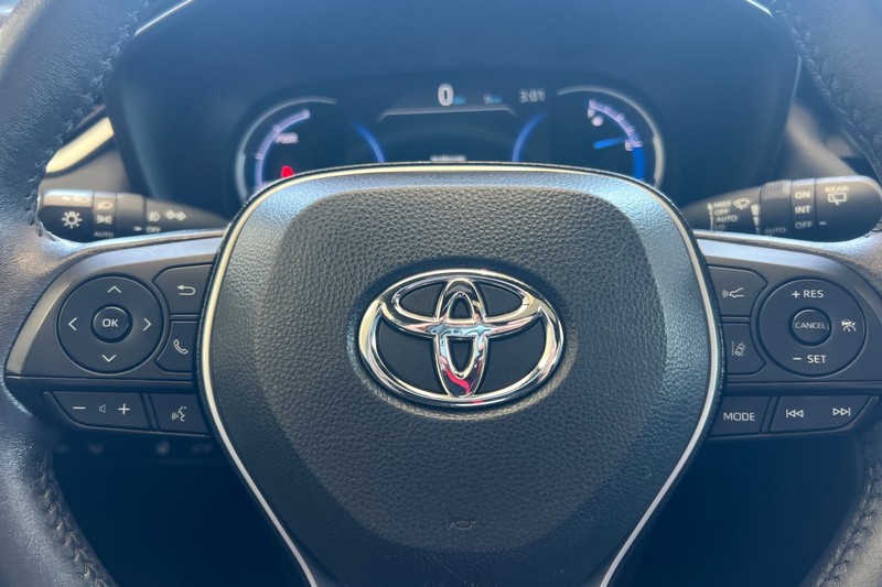 Toyota RAV4 Hybrid Vehicle Full-screen Gallery Image 36