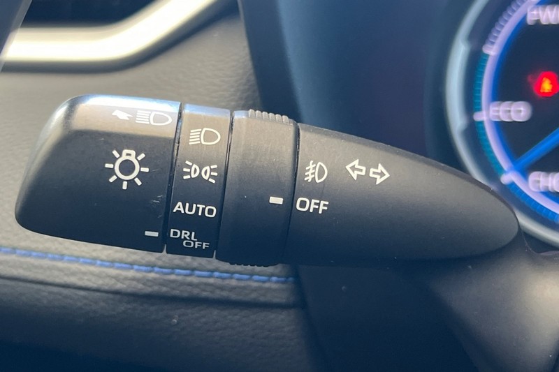 Toyota RAV4 Hybrid Vehicle Full-screen Gallery Image 38