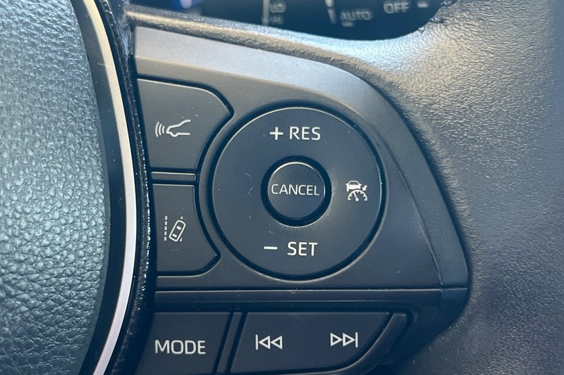 Toyota RAV4 Hybrid Vehicle Full-screen Gallery Image 39