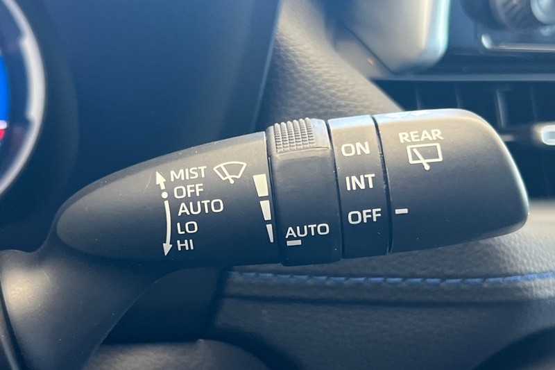 Toyota RAV4 Hybrid Vehicle Full-screen Gallery Image 40