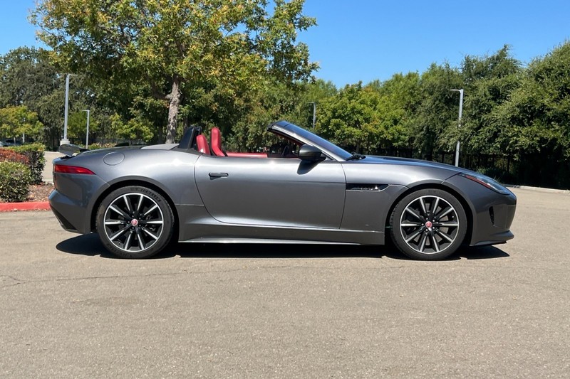 Jaguar F-TYPE Vehicle Full-screen Gallery Image 03