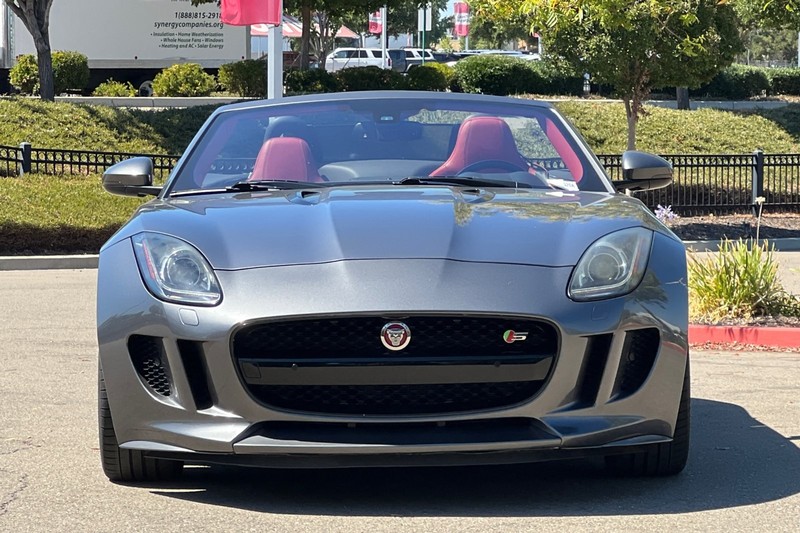 Jaguar F-TYPE Vehicle Full-screen Gallery Image 09