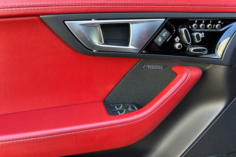 Jaguar F-TYPE Vehicle Full-screen Gallery Image 12