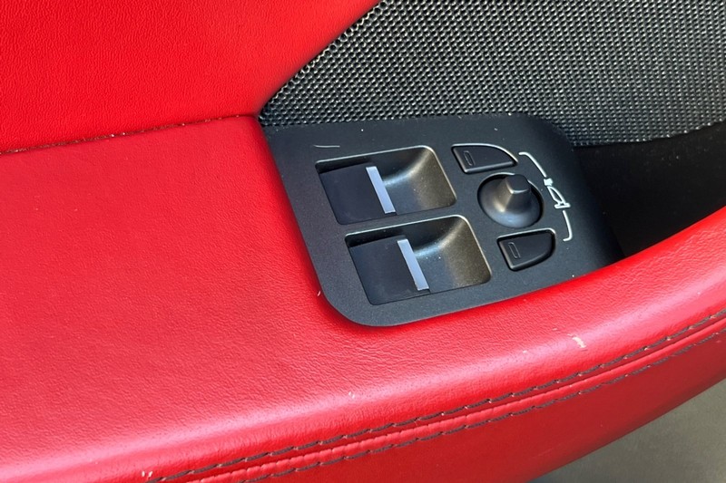 Jaguar F-TYPE Vehicle Full-screen Gallery Image 13