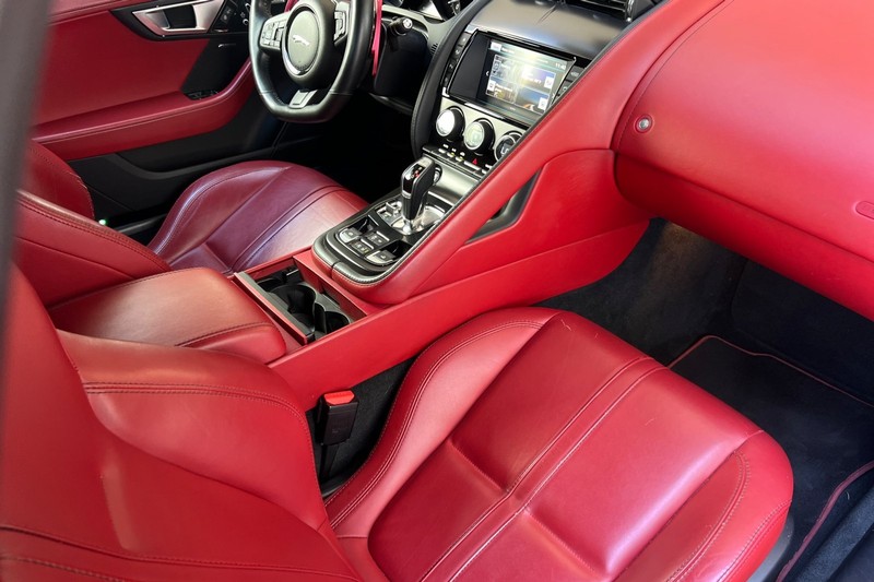 Jaguar F-TYPE Vehicle Full-screen Gallery Image 15
