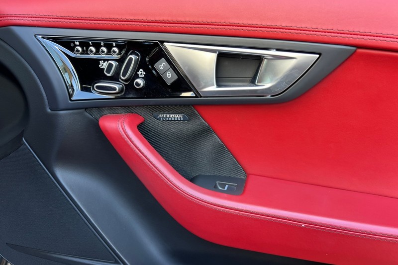 Jaguar F-TYPE Vehicle Full-screen Gallery Image 17