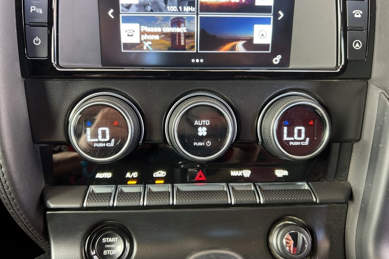 Jaguar F-TYPE Vehicle Full-screen Gallery Image 24