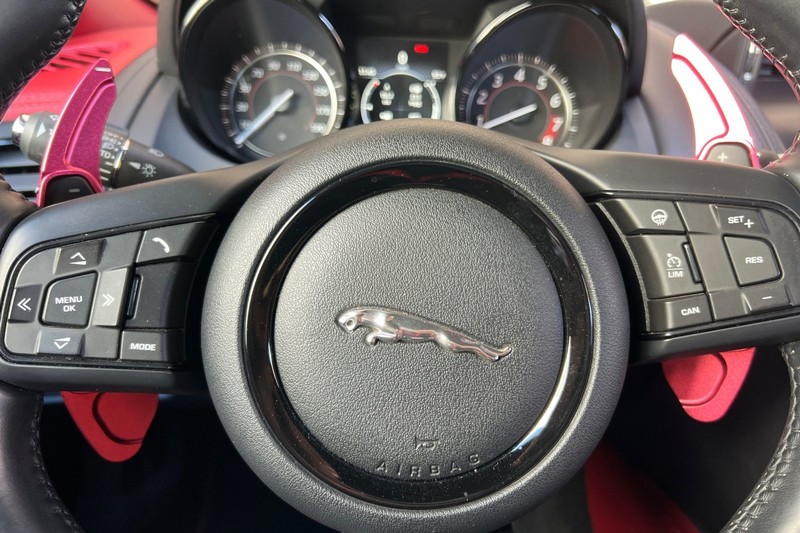 Jaguar F-TYPE Vehicle Full-screen Gallery Image 32