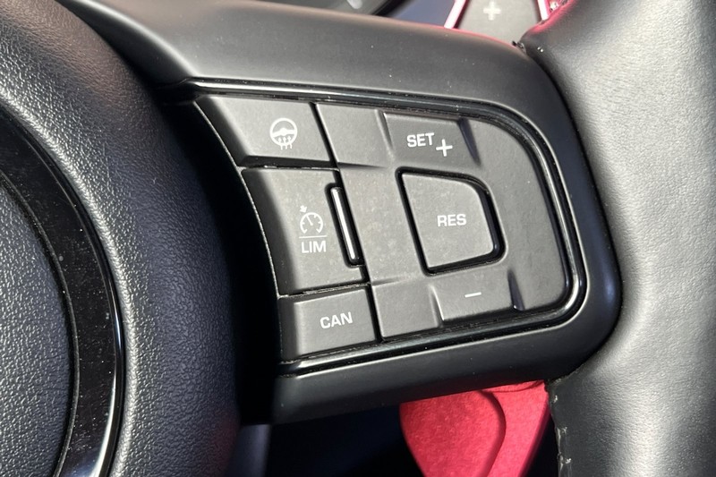 Jaguar F-TYPE Vehicle Full-screen Gallery Image 35