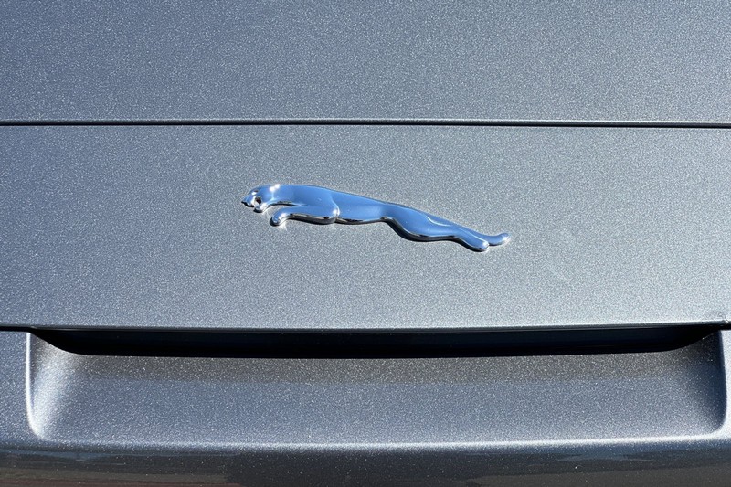 Jaguar F-TYPE Vehicle Full-screen Gallery Image 46