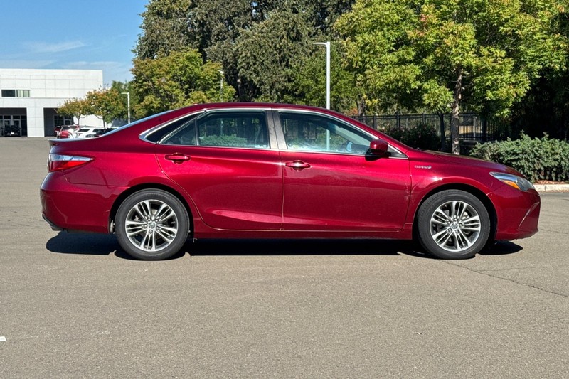 Toyota Camry Hybrid Vehicle Full-screen Gallery Image 03