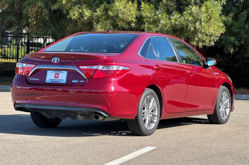 Toyota Camry Hybrid Vehicle Full-screen Gallery Image 04