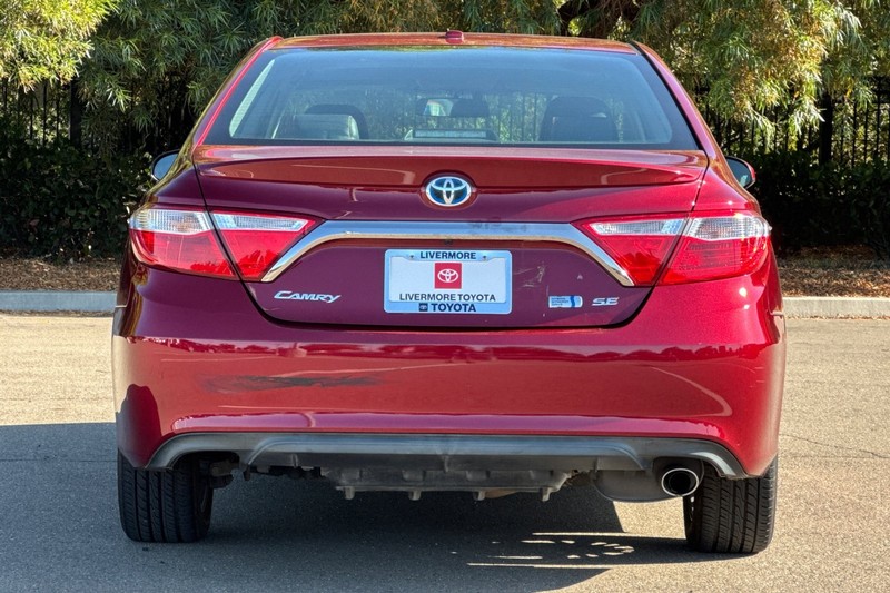 Toyota Camry Hybrid Vehicle Full-screen Gallery Image 05