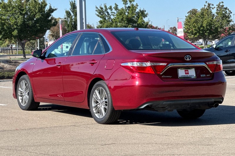 Toyota Camry Hybrid Vehicle Full-screen Gallery Image 06