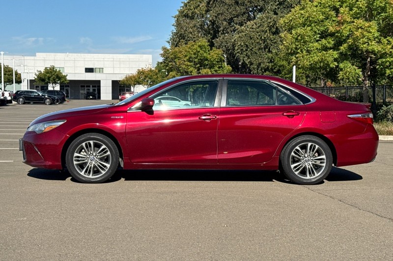 Toyota Camry Hybrid Vehicle Full-screen Gallery Image 07
