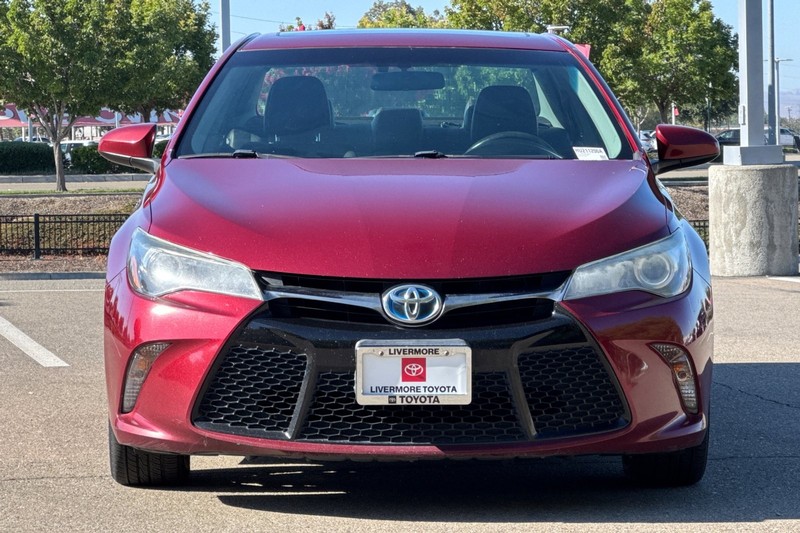 Toyota Camry Hybrid Vehicle Full-screen Gallery Image 09