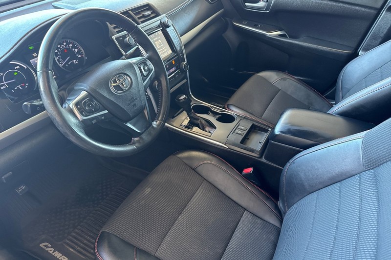 Toyota Camry Hybrid Vehicle Full-screen Gallery Image 10