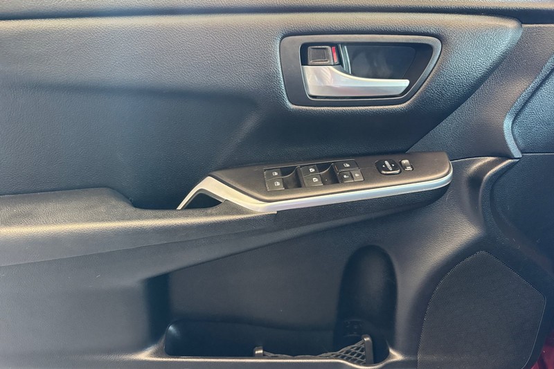 Toyota Camry Hybrid Vehicle Full-screen Gallery Image 11