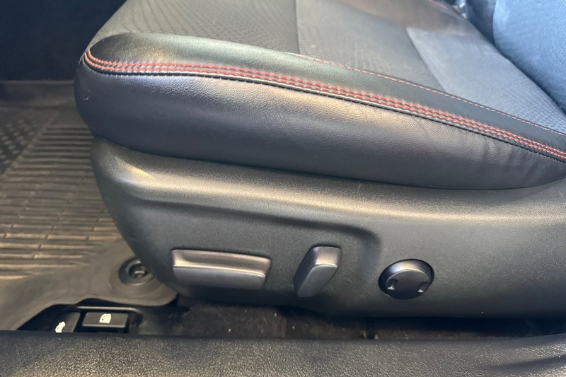 Toyota Camry Hybrid Vehicle Full-screen Gallery Image 13