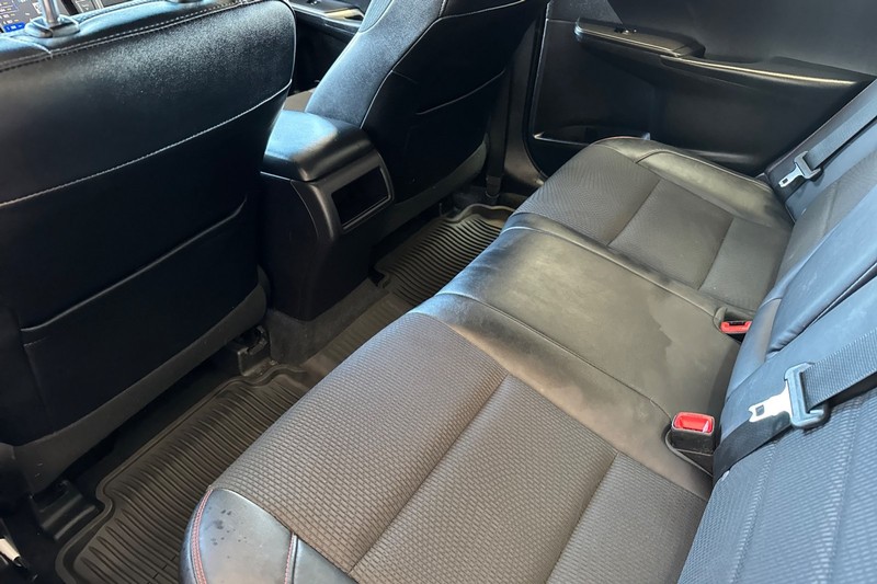 Toyota Camry Hybrid Vehicle Full-screen Gallery Image 14