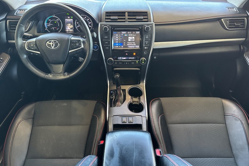 Toyota Camry Hybrid Vehicle Full-screen Gallery Image 15