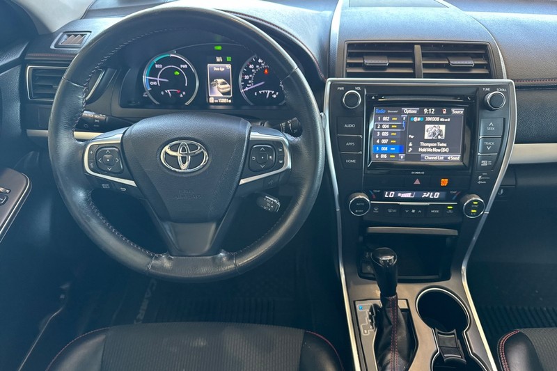 Toyota Camry Hybrid Vehicle Full-screen Gallery Image 16