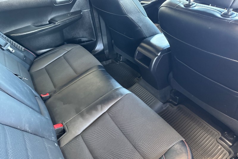 Toyota Camry Hybrid Vehicle Full-screen Gallery Image 17