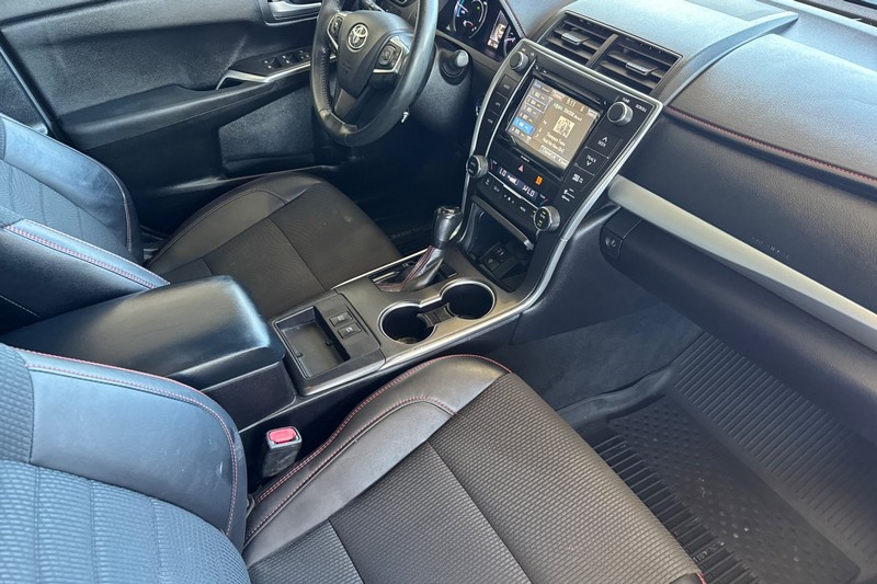 Toyota Camry Hybrid Vehicle Full-screen Gallery Image 18