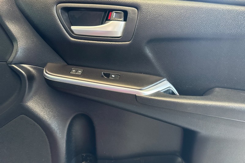 Toyota Camry Hybrid Vehicle Full-screen Gallery Image 20