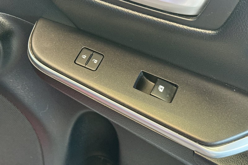Toyota Camry Hybrid Vehicle Full-screen Gallery Image 21