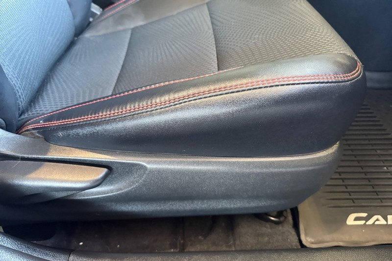 Toyota Camry Hybrid Vehicle Full-screen Gallery Image 22