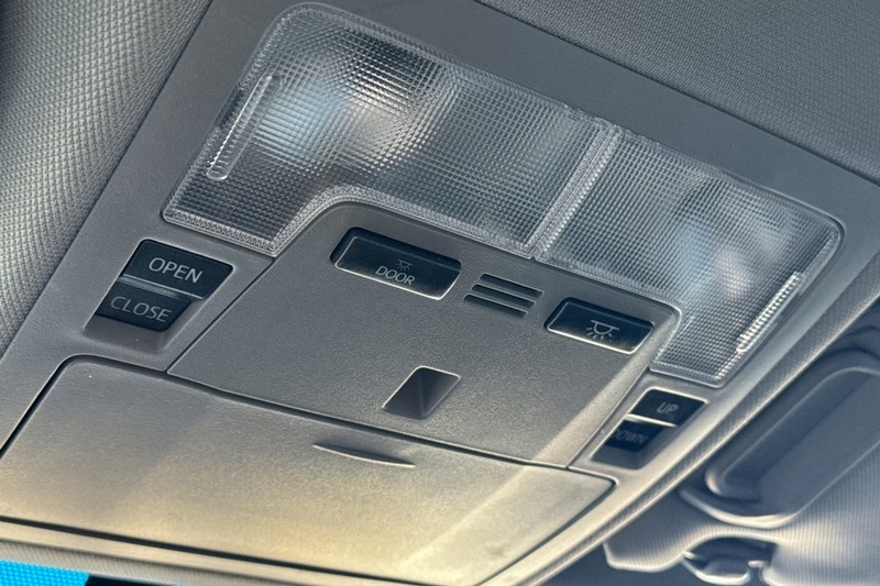 Toyota Camry Hybrid Vehicle Full-screen Gallery Image 23