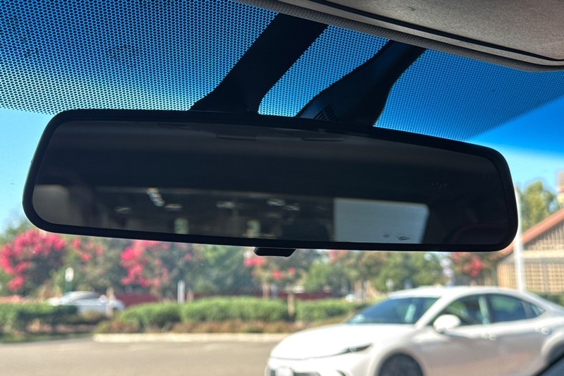 Toyota Camry Hybrid Vehicle Full-screen Gallery Image 24