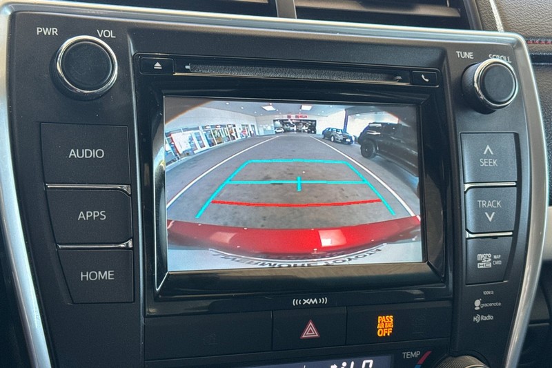 Toyota Camry Hybrid Vehicle Full-screen Gallery Image 26