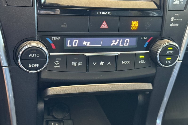 Toyota Camry Hybrid Vehicle Full-screen Gallery Image 27
