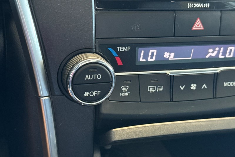 Toyota Camry Hybrid Vehicle Full-screen Gallery Image 28