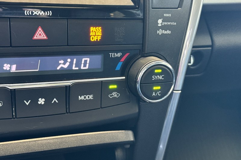 Toyota Camry Hybrid Vehicle Full-screen Gallery Image 29