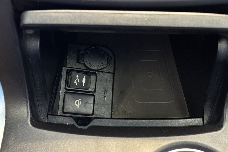 Toyota Camry Hybrid Vehicle Full-screen Gallery Image 30
