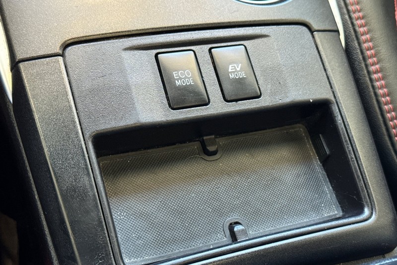 Toyota Camry Hybrid Vehicle Full-screen Gallery Image 31