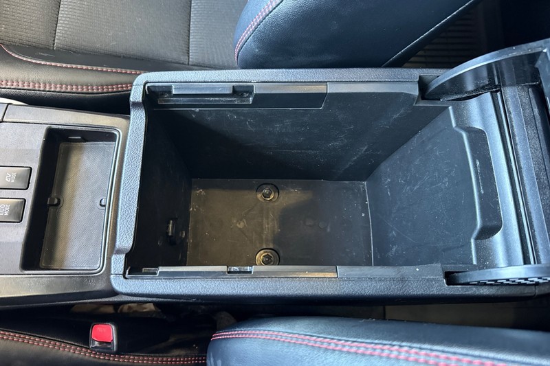 Toyota Camry Hybrid Vehicle Full-screen Gallery Image 32